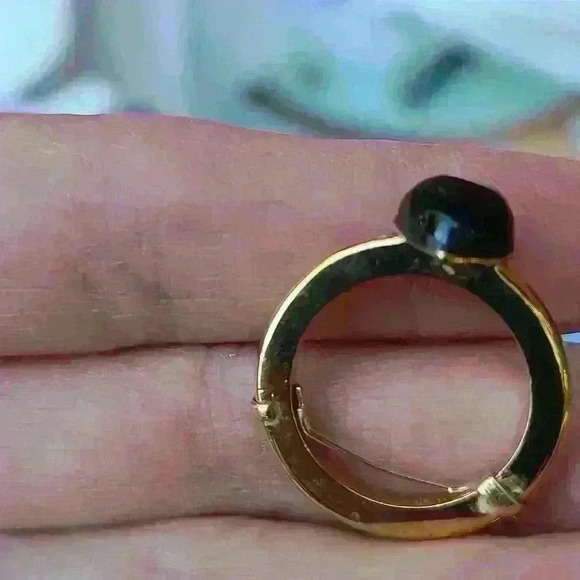 Gold tone black heart ring size4 to  5 adjustable - Picture 12 of 17